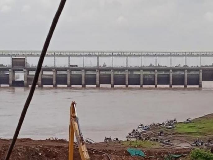 All the gates of Hippargi Dam have been opened and the water level of Krishna River has started to recede to the top | Sangli: हिप्परगीचे दरवाजे बंद करताच राजापूर बंधारा बुडाला, कृष्णा महापूर नियंत्रण समितीच्या तक्रारीनंतर दरवाजे उघडले