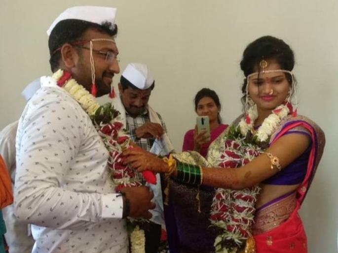 The marriage ceremony was followed by social distancing | सोशल डिस्टंसिंग पाळत पार पडला विवाह सोहळा The marriage ceremony was followed by social distancing | सोशल डिस्टंसिंग पाळत पार पडला विवाह सोहळा