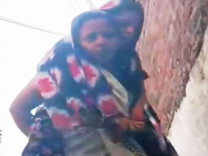 udham singh nagar mother carries dying daughter on shoulder in kichha no help from people | शेवटी आईच ती! आजारी लेकीसाठी धडपड, उचललं खांद्यावर; मदत न मिळाल्याने रस्त्यातच मृत्यू udham singh nagar mother carries dying daughter on shoulder in kichha no help from people | शेवटी आईच ती! आजारी लेकीसाठी धडपड, उचललं खांद्यावर; मदत न मिळाल्याने रस्त्यातच मृत्यू