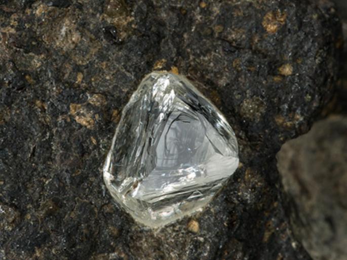 378 carat top white diamond found in south africa | भन्नाट! खाणीतून सापडला तब्बल ३७८ कॅरेटचा हिरा; किंमत ऐकून व्हाल हैराण