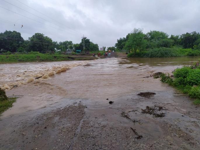 26761 cusecs discharge from Hiradpuri dam; Many villages lost contact | हिरडपुरी बंधाऱ्यातून २६७६१ क्युसेस विसर्ग; अनेक गावांचा संपर्क तुटला 26761 cusecs discharge from Hiradpuri dam; Many villages lost contact | हिरडपुरी बंधाऱ्यातून २६७६१ क्युसेस विसर्ग; अनेक गावांचा संपर्क तुटला