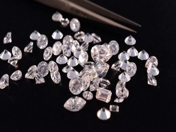3,000 diamonds worth Rs 48 lakh seized at Pune airport | Customs Department Pune: पुणे विमानतळावर तब्बल ४८ लाखांचे ३ हजार हिरे जप्त 3,000 diamonds worth Rs 48 lakh seized at Pune airport | Customs Department Pune: पुणे विमानतळावर तब्बल ४८ लाखांचे ३ हजार हिरे जप्त