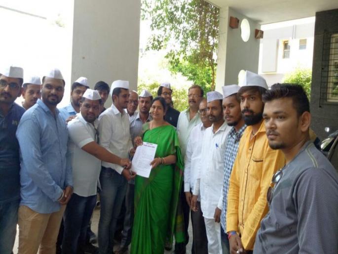  Farmers Satyagraha before MLA's House in Nashik District | नाशिक जिल्ह्यात आमदारांच्या घरासमोर शेतकऱ्यांचा सत्याग्रह