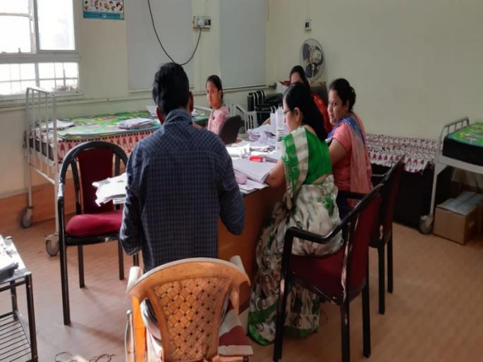 files of 'Bill' in Pune municipal corporations women Room | पुणे महापालिकेच्या हिरकणी कक्षात ‘बिलां’चे ढीग files of 'Bill' in Pune municipal corporations women Room | पुणे महापालिकेच्या हिरकणी कक्षात ‘बिलां’चे ढीग