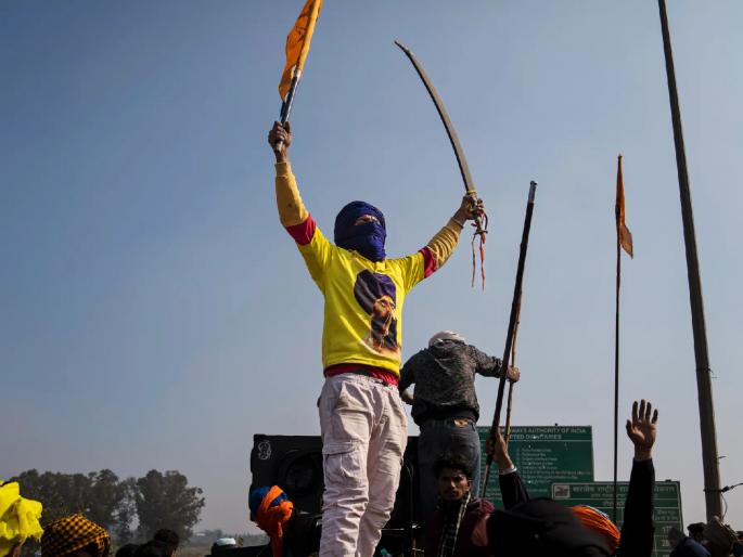 Who does a peaceful protest with a sword in hand?; chandigarh High Court's displeasure over farmers' agitation | हातात तलवार घेऊन शांततेत आंदोलन कोण करतं?; हायकोर्टाची शेतकरी आंदोलनावर नाराजी Who does a peaceful protest with a sword in hand?; chandigarh High Court's displeasure over farmers' agitation | हातात तलवार घेऊन शांततेत आंदोलन कोण करतं?; हायकोर्टाची शेतकरी आंदोलनावर नाराजी