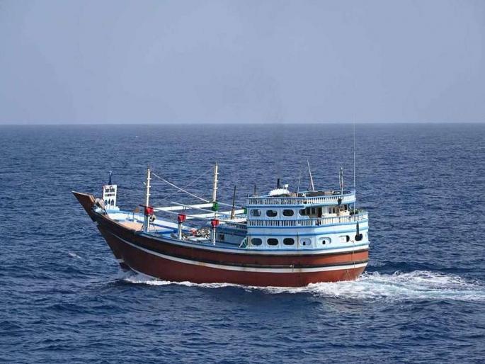 Hijack a fishing vessel at sea; Safe release of 23 Pakistani fishermen | समुद्रात मासेमारी जहाज हायजॅक; २३ पाकिस्तानी मच्छिमारांची सुखरूप सुटका Hijack a fishing vessel at sea; Safe release of 23 Pakistani fishermen | समुद्रात मासेमारी जहाज हायजॅक; २३ पाकिस्तानी मच्छिमारांची सुखरूप सुटका