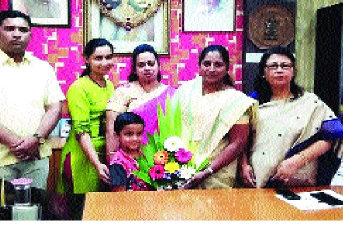 Salute to the municipal corporation's interest in saving father's life - The bravery of a four-and-a-half year old boy | वडिलांचे प्राण वाचविणाऱ्या हितला महापालिकेचा सलाम- साडेचार वर्षाच्या मुलाचे शौर्य Salute to the municipal corporation's interest in saving father's life - The bravery of a four-and-a-half year old boy | वडिलांचे प्राण वाचविणाऱ्या हितला महापालिकेचा सलाम- साडेचार वर्षाच्या मुलाचे शौर्य