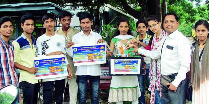 Do the honor of the Tricolor, keep the honor of the martyr | करा तिरंग्याचा सन्मान, राखा शहिदांचा मान Do the honor of the Tricolor, keep the honor of the martyr | करा तिरंग्याचा सन्मान, राखा शहिदांचा मान