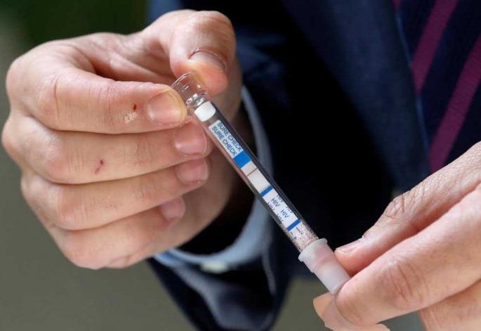 HIV patients endangered by drugs! E-tendering | औषधांअभावी एचआयव्ही रुग्णांचा जीव धोक्यात! ई- टेंडरिंगमध्ये रखडली औषध खरेदी प्रक्रिया HIV patients endangered by drugs! E-tendering | औषधांअभावी एचआयव्ही रुग्णांचा जीव धोक्यात! ई- टेंडरिंगमध्ये रखडली औषध खरेदी प्रक्रिया