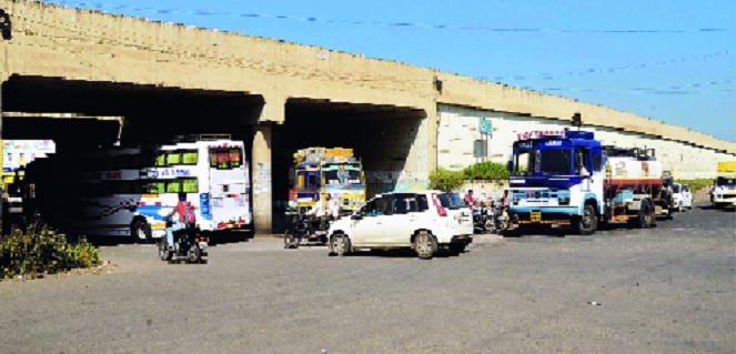 Service lines disappear, sidebars dangerous | सेवामार्गच गायब, साईडपट्ट्या धोकादायक Service lines disappear, sidebars dangerous | सेवामार्गच गायब, साईडपट्ट्या धोकादायक