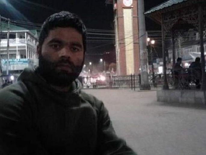 Hizbul commander poses for photo near Ghanta Ghar in Srinagar | दहशतवाद्यांचं सुरक्षा दलांना खुलं आव्हान; श्रीनगरच्या लालचौकात काढला सेल्फी Hizbul commander poses for photo near Ghanta Ghar in Srinagar | दहशतवाद्यांचं सुरक्षा दलांना खुलं आव्हान; श्रीनगरच्या लालचौकात काढला सेल्फी