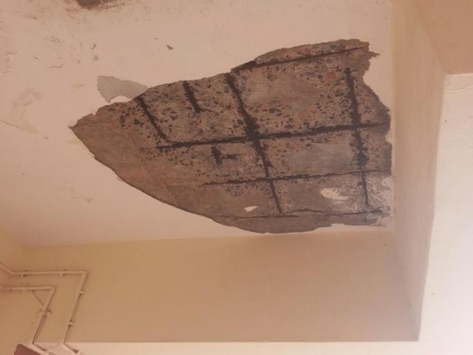 mother and son injured by falling plaster of house slab; The seriously injured mother was shifted to Mumbai | घरातील स्लॅबचे प्लास्टर पडून मायलेक जखमी; गंभीर जखमी महिलेला मुंबईला हलविले mother and son injured by falling plaster of house slab; The seriously injured mother was shifted to Mumbai | घरातील स्लॅबचे प्लास्टर पडून मायलेक जखमी; गंभीर जखमी महिलेला मुंबईला हलविले