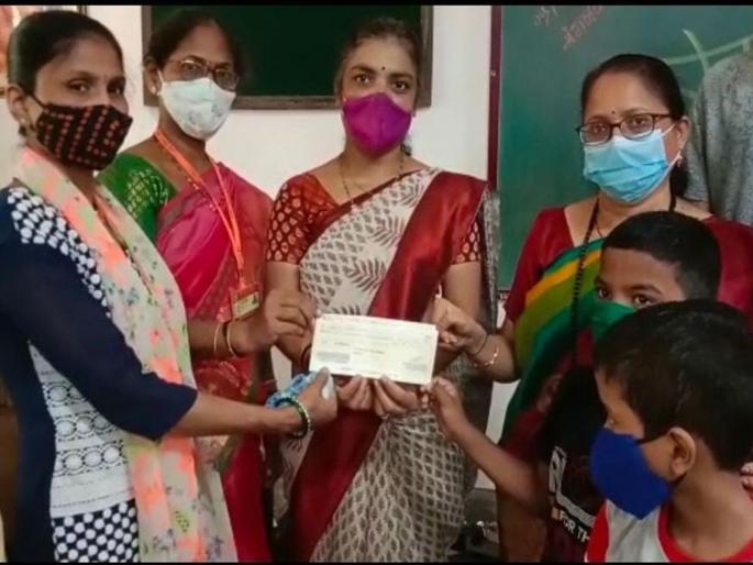 institution paid the fees of poor students in Kalyan dombivali | क्या बात, 'या' संस्थेने भरली गरीब विद्यार्थ्यांची फी institution paid the fees of poor students in Kalyan dombivali | क्या बात, 'या' संस्थेने भरली गरीब विद्यार्थ्यांची फी