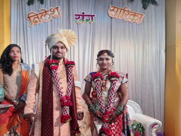 Mangalashtake paused for online paper | ऑनलाईन पेपर करीता थांबली काहीकाळ मंगलाष्टके; मुहूर्तानंतर नवरी चढली बोहल्यावर Mangalashtake paused for online paper | ऑनलाईन पेपर करीता थांबली काहीकाळ मंगलाष्टके; मुहूर्तानंतर नवरी चढली बोहल्यावर