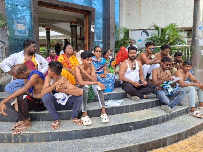 Movement of Pathar Sena in Khamgaon Municipal Corporation | खामगाव नगर पालिकेत पॅथर सेनेचे अर्धनग्न आंदोलन Movement of Pathar Sena in Khamgaon Municipal Corporation | खामगाव नगर पालिकेत पॅथर सेनेचे अर्धनग्न आंदोलन