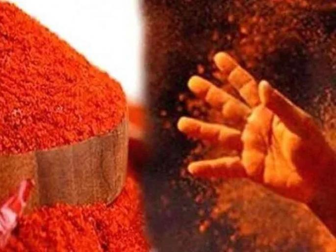 Trying to rob the jeweler by throwing pepper powder in the eye | Jalgaon Crime News: डोळ्यात मिरचीची पूड टाकून सराफाला लुटण्याचा प्रयत्न Trying to rob the jeweler by throwing pepper powder in the eye | Jalgaon Crime News: डोळ्यात मिरचीची पूड टाकून सराफाला लुटण्याचा प्रयत्न