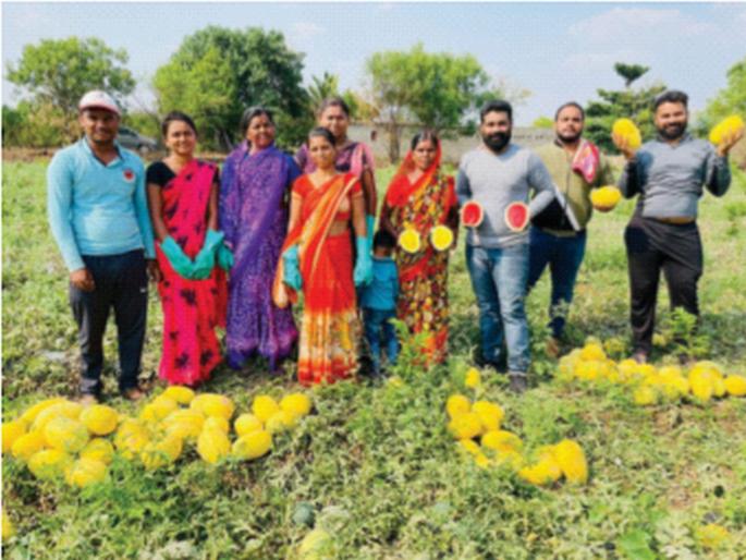 A Muslim trader gave a hand to a town farmer | मुस्लिम व्यापाऱ्याने दिला नगरच्या शेतकऱ्याला हात A Muslim trader gave a hand to a town farmer | मुस्लिम व्यापाऱ्याने दिला नगरच्या शेतकऱ्याला हात