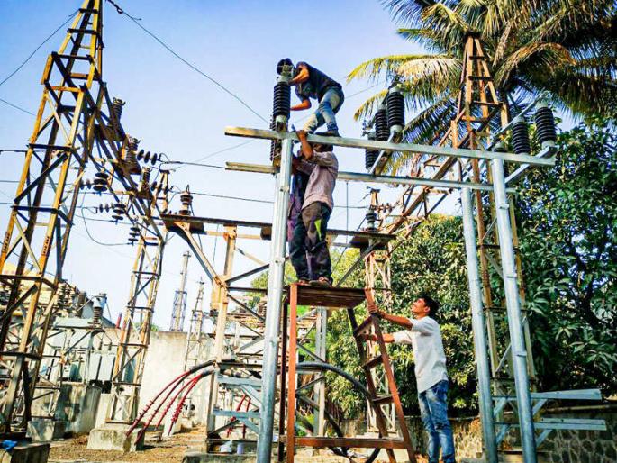 32,000 contract workers in power company on wind; 41 deaths during the year while at work | वीज कंपनीतील ३२ हजार कंत्राटी कामगार वाऱ्यावर; कामावर असताना वर्षभरात ४१ जणांचा मृत्यू 32,000 contract workers in power company on wind; 41 deaths during the year while at work | वीज कंपनीतील ३२ हजार कंत्राटी कामगार वाऱ्यावर; कामावर असताना वर्षभरात ४१ जणांचा मृत्यू