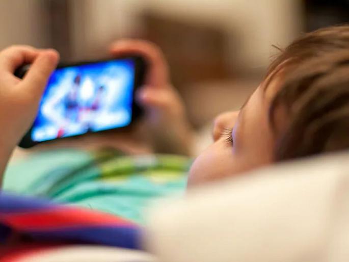 Clinics to ‘remove’ mobiles from the head | डोक्यातून मोबाइल ‘काढण्यासाठी’ दवाखाने Clinics to ‘remove’ mobiles from the head | डोक्यातून मोबाइल ‘काढण्यासाठी’ दवाखाने