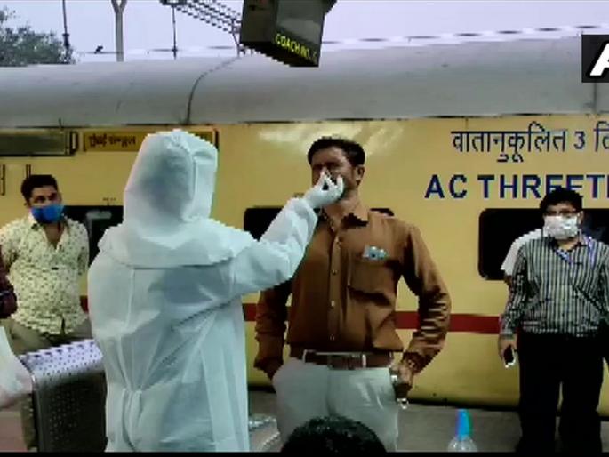 RT PCR test for passengers from Delhi, Gujarat, Rajasthan begin in Dadar Station | CoronaVirus News: दिल्ली, गुजरात, राजस्थानमधून आलेल्या प्रवाशांची आरटी पीसीआर टेस्ट RT PCR test for passengers from Delhi, Gujarat, Rajasthan begin in Dadar Station | CoronaVirus News: दिल्ली, गुजरात, राजस्थानमधून आलेल्या प्रवाशांची आरटी पीसीआर टेस्ट