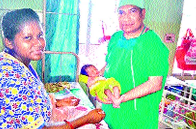 The angel who became a doctor for childbirth did not take a single penny | बाळंतपणासाठी डॉक्टर बनला देवदूत, फीचा एक पैसाही घेतला नाही The angel who became a doctor for childbirth did not take a single penny | बाळंतपणासाठी डॉक्टर बनला देवदूत, फीचा एक पैसाही घेतला नाही