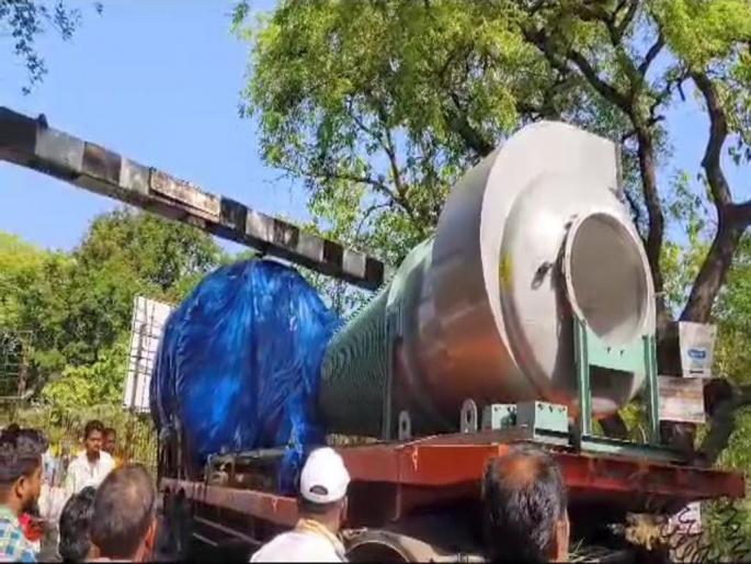 Truck stuck at railway station gate; Mool-Chandrapur road blocked for five hours | रेल्वे स्टेशन गेटवर अडकला ट्रक; मूल-चंद्रपूर मार्ग पाच तास ठप्प Truck stuck at railway station gate; Mool-Chandrapur road blocked for five hours | रेल्वे स्टेशन गेटवर अडकला ट्रक; मूल-चंद्रपूर मार्ग पाच तास ठप्प