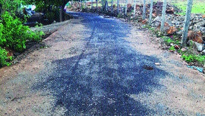 Road sieve built four months ago | चार महिन्यांपूर्वी तयार केलेल्या रस्त्याची चाळण Road sieve built four months ago | चार महिन्यांपूर्वी तयार केलेल्या रस्त्याची चाळण