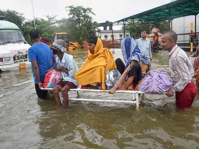 Deputy Chief Minister stuck in Bihar's flood; rescue after three days | बिहारमधील महापुरात उपमुख्यमंत्रीच अडकले; तीन दिवसांनी बाहेर काढले Deputy Chief Minister stuck in Bihar's flood; rescue after three days | बिहारमधील महापुरात उपमुख्यमंत्रीच अडकले; तीन दिवसांनी बाहेर काढले