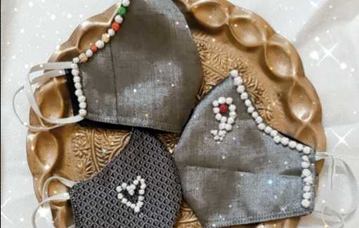 This time for Makar Sankranti, the mask is shaken | मकरसंक्रांतीसाठी यंदा हलव्याने नटविलेले मास्क This time for Makar Sankranti, the mask is shaken | मकरसंक्रांतीसाठी यंदा हलव्याने नटविलेले मास्क