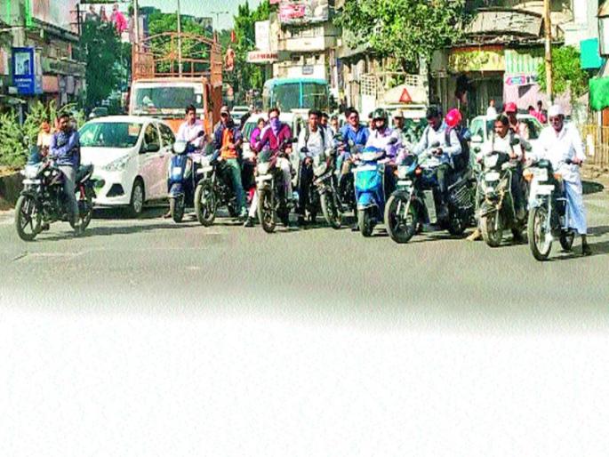 Opposition to the helpless use of helicopter of Puneer drivers | पुणेकर चालकांची हेल्मेट वापराकडे पाठ अन् सक्तीलाही विरोध Opposition to the helpless use of helicopter of Puneer drivers | पुणेकर चालकांची हेल्मेट वापराकडे पाठ अन् सक्तीलाही विरोध