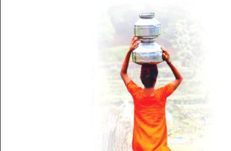 Pots on women's heads due to water scarcity in 401 villages | 401 गावांत पाणीटंचाईमुळे महिलांच्या डोक्यावर हंडा Pots on women's heads due to water scarcity in 401 villages | 401 गावांत पाणीटंचाईमुळे महिलांच्या डोक्यावर हंडा