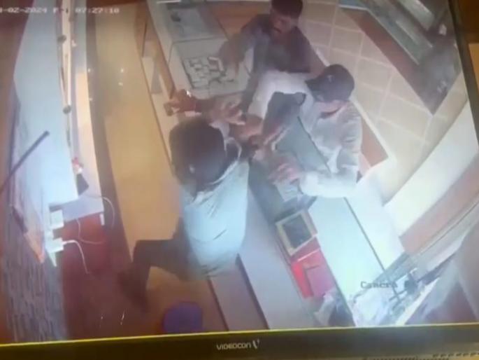 Jewelers robbed at gunpoint in Hinjewadi The incident was caught on CCTV | Video: हिंजवडीत पिस्तुलाचा धाक दाखवून ज्वेलर्सवर दरोडा; घटना सीसीटीव्हीत कैद Jewelers robbed at gunpoint in Hinjewadi The incident was caught on CCTV | Video: हिंजवडीत पिस्तुलाचा धाक दाखवून ज्वेलर्सवर दरोडा; घटना सीसीटीव्हीत कैद