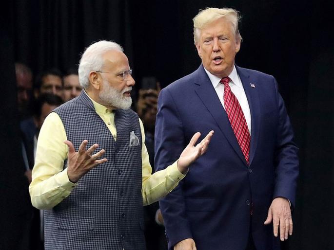 houston howdy begins with reference of mahatma gandhi and pandit neharu in front of narendra modi | कसे आहात मोदी? अमेरिकेतील 'हाऊडी' कार्यक्रमात मोदींसमोरच नेहरुंचं कौतुक