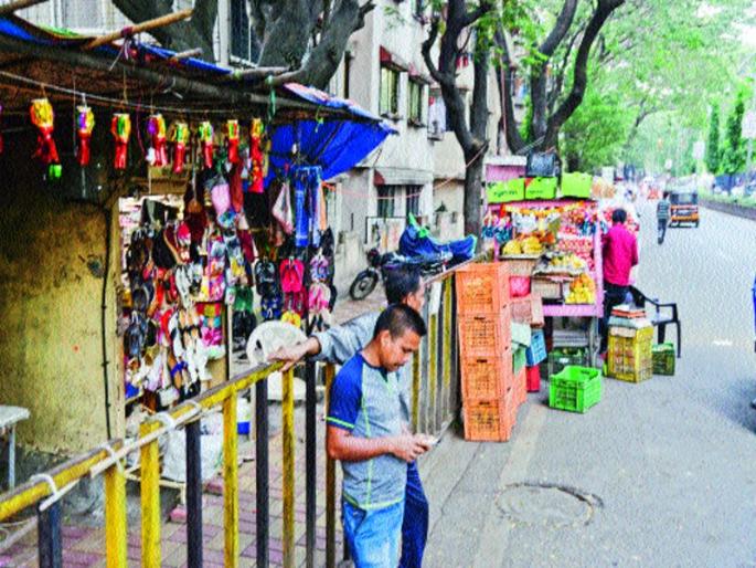 Most 'Hawkers' on the 'No Hawkers' Road in the City | शहरातील ‘नो हॉकर्स’ रस्त्यांवरच सर्वाधिक ‘हॉकर्स Most 'Hawkers' on the 'No Hawkers' Road in the City | शहरातील ‘नो हॉकर्स’ रस्त्यांवरच सर्वाधिक ‘हॉकर्स
