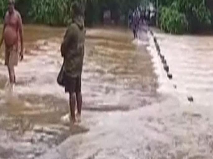 Water on Hodawade bridge on Sawantwadi Vengurla road, traffic blocked for 8 hours; Smooth after the rain | सावंतवाडी-वेंगुर्ला मार्गावर होडावडे पुलावर पाणी, वाहतूक ८ तास ठप्प; पाऊस ओसरल्यानंतर सुरळीत