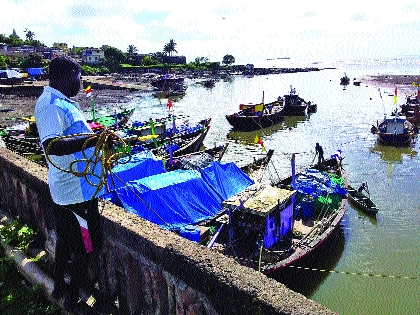 Boats set sail on the backdrop of the coconut full moon | नारळी पौर्णिमेच्या पार्श्वभूमीवर होड्या समुद्रात रवाना Boats set sail on the backdrop of the coconut full moon | नारळी पौर्णिमेच्या पार्श्वभूमीवर होड्या समुद्रात रवाना