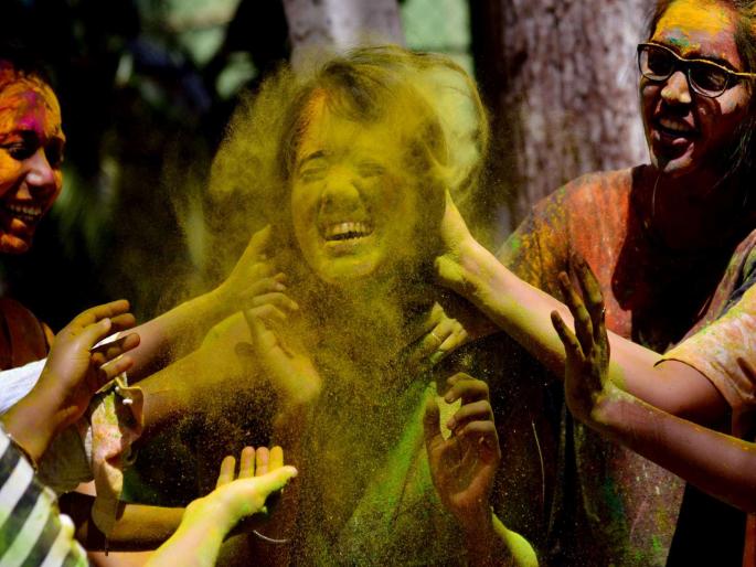 Holashtak 2021 : Be careful about these mistakes before Holika Dahan | Holashtak 2021: आजपासून होलाष्टकाची सुरूवात; होलिका दहनापर्यंत काय करायचं, काय नाही; जाणून घ्या एका क्लिकवर Holashtak 2021 : Be careful about these mistakes before Holika Dahan | Holashtak 2021: आजपासून होलाष्टकाची सुरूवात; होलिका दहनापर्यंत काय करायचं, काय नाही; जाणून घ्या एका क्लिकवर