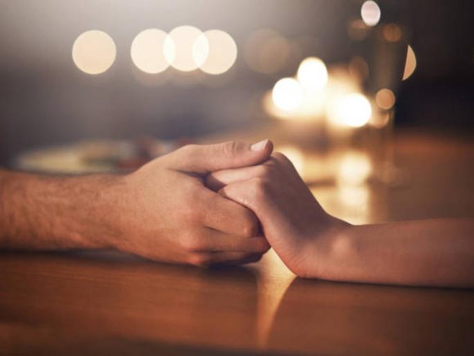 loyalty test of girlfriend by boyfriends in America, boy is assigned to flirt | गर्लफ्रेंड फसवत नाही ना? हे तपासण्यासाठी 'अशी' केली जाते लॉयॉलिटी टेस्ट, पाहुन व्हाल हैराण loyalty test of girlfriend by boyfriends in America, boy is assigned to flirt | गर्लफ्रेंड फसवत नाही ना? हे तपासण्यासाठी 'अशी' केली जाते लॉयॉलिटी टेस्ट, पाहुन व्हाल हैराण