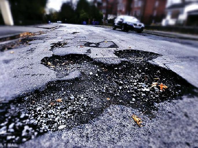 Survey of road potholes through potholes, 'smog' and 'ISRO' mobile app | खड्डे,‘स्मॉग’ आणि 'इसरो', मोबाइल अॅपद्वारे रस्त्यांवरच्या खड्ड्यांचं सर्वेक्षण Survey of road potholes through potholes, 'smog' and 'ISRO' mobile app | खड्डे,‘स्मॉग’ आणि 'इसरो', मोबाइल अॅपद्वारे रस्त्यांवरच्या खड्ड्यांचं सर्वेक्षण