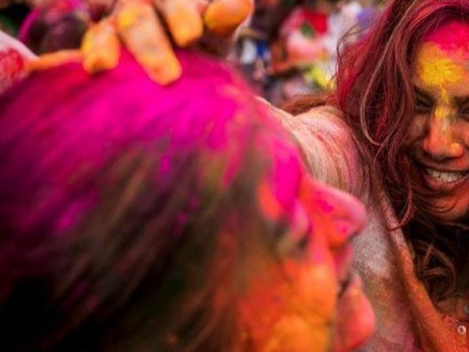 Holi 2018: How to care for hair and skin in Holi? | Holi 2018 : होळीत केस व त्वचेची काळजी कशी घ्याल? Holi 2018: How to care for hair and skin in Holi? | Holi 2018 : होळीत केस व त्वचेची काळजी कशी घ्याल?