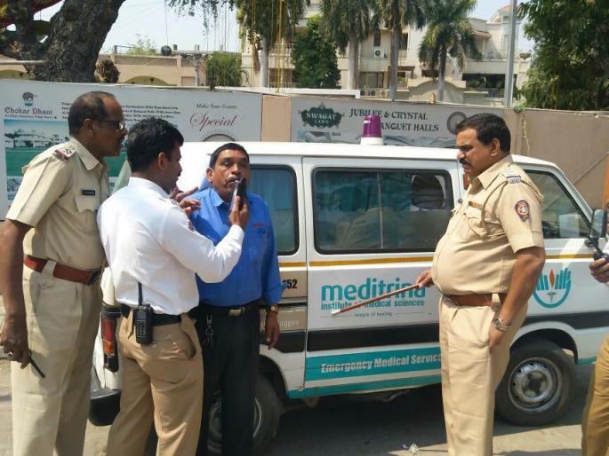 789 drunken drive cases in Nagpur during holi festival | नागपुरात ८३९ मद्यपि चालकांची उतरवली झिंग 789 drunken drive cases in Nagpur during holi festival | नागपुरात ८३९ मद्यपि चालकांची उतरवली झिंग