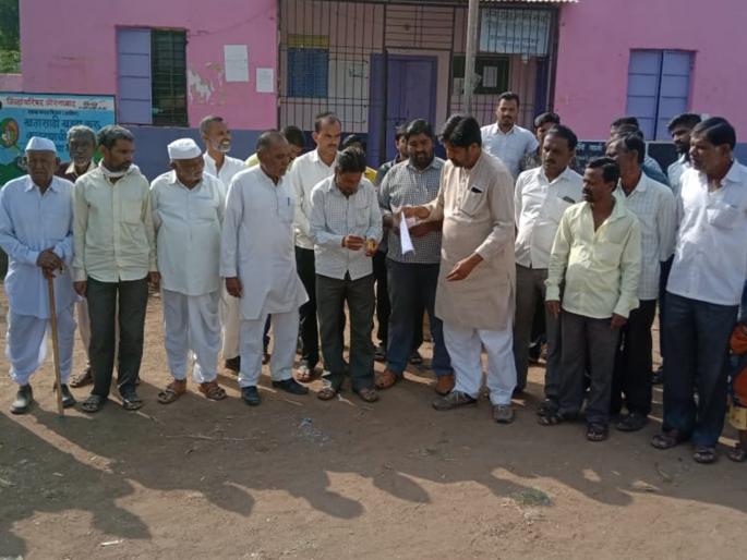 Sheets of government debt waiver decision burned | 'कर्जमाफी'च्या निर्णयाची शेतकऱ्यांकडून 'होळी' Sheets of government debt waiver decision burned | 'कर्जमाफी'च्या निर्णयाची शेतकऱ्यांकडून 'होळी'