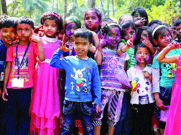 Holi, dusting enthusiasm: prefer eco-friendly colors; The beach is full of | होळी, धूलिवंदन उत्साहात : इको फ्रेंडली रंगांना प्राधान्य; समुद्रकिनारे फुलले