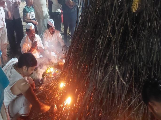 Why is Holi important to the people of Konkan, in the traditional Holi spirit of Bhimashankar? | घाटामाथा आणि कोकणातील लोकांचा दुवा असणारी भीमाशंकरची पारंपरिक देवाची होळी उत्साहात Why is Holi important to the people of Konkan, in the traditional Holi spirit of Bhimashankar? | घाटामाथा आणि कोकणातील लोकांचा दुवा असणारी भीमाशंकरची पारंपरिक देवाची होळी उत्साहात