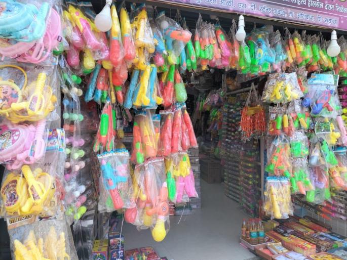 goggle pichkari superhit for holi kids tend to buy masks of cartoon characters | होळीसाठी गॉगल पिचकाऱ्या ‘सुपरहिट’; कार्टुनमधील पात्रांचे मुखवटे खरेदी करण्याकडे लहानग्यांचा कल goggle pichkari superhit for holi kids tend to buy masks of cartoon characters | होळीसाठी गॉगल पिचकाऱ्या ‘सुपरहिट’; कार्टुनमधील पात्रांचे मुखवटे खरेदी करण्याकडे लहानग्यांचा कल