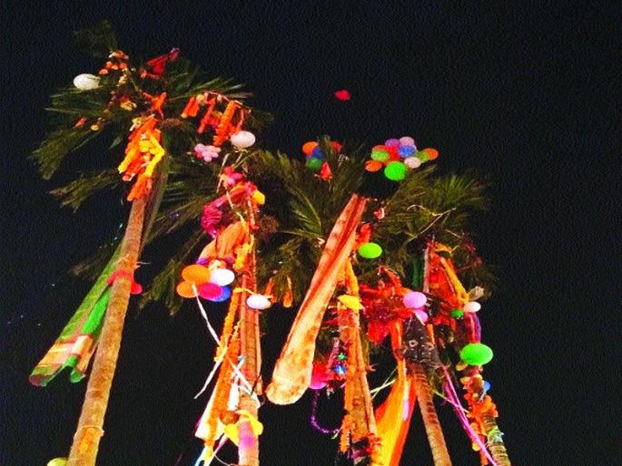 Traditional Holi festival of orange village, the trend of youth tradition in modern times too | नारंगी गावचा पारंपरिक होळी उत्सव, आधुनिक काळातही तरुणाईला परंपरेची ओढ Traditional Holi festival of orange village, the trend of youth tradition in modern times too | नारंगी गावचा पारंपरिक होळी उत्सव, आधुनिक काळातही तरुणाईला परंपरेची ओढ