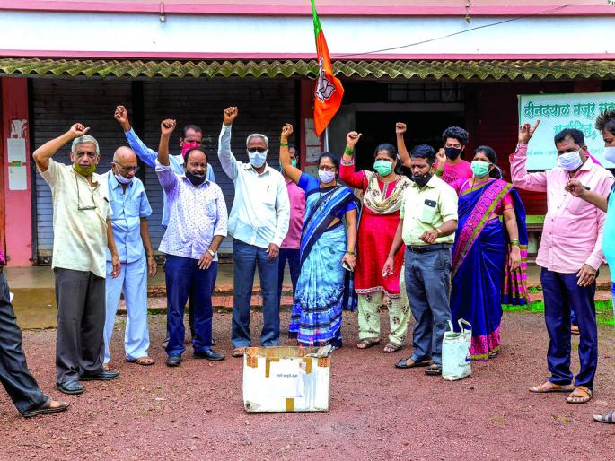 Protesting Holi of Chinese goods in Devgad | देवगडात चिनी वस्तूंची होळी करीत निषेध Protesting Holi of Chinese goods in Devgad | देवगडात चिनी वस्तूंची होळी करीत निषेध