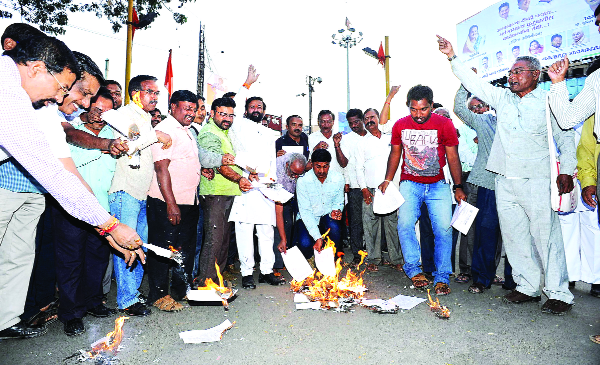 'Corporate Schools' Ordinance to Save Holi Education: Conflict Committee: Opposition in Shivaji Chowk; Aggravate the agitation | ‘कॉर्पोरेट शाळा’ अध्यादेशाची होळी शिक्षण वाचवा संघर्ष समिती : शिवाजी चौकात निदर्शने; आंदोलन तीव्र करणार  'Corporate Schools' Ordinance to Save Holi Education: Conflict Committee: Opposition in Shivaji Chowk; Aggravate the agitation | ‘कॉर्पोरेट शाळा’ अध्यादेशाची होळी शिक्षण वाचवा संघर्ष समिती : शिवाजी चौकात निदर्शने; आंदोलन तीव्र करणार