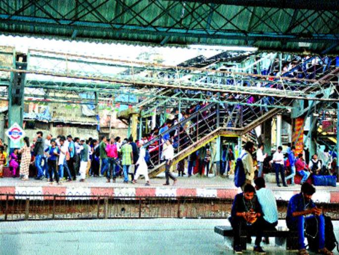 The pool of Dombivli station will reduce by June, the bridge towards the welfare is weak | डोंबिवली स्थानकातील पूल जूनपर्यंत पाडणार, कल्याण दिशेकडील पूल कमकुवत The pool of Dombivli station will reduce by June, the bridge towards the welfare is weak | डोंबिवली स्थानकातील पूल जूनपर्यंत पाडणार, कल्याण दिशेकडील पूल कमकुवत