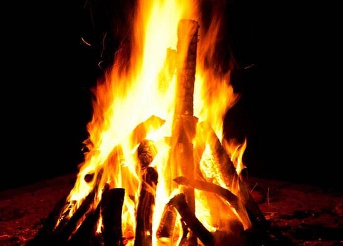 Holi has not been burnt in this village sience 69 years | या गावात ६९ वर्षांपासून नाही पेटली होळी Holi has not been burnt in this village sience 69 years | या गावात ६९ वर्षांपासून नाही पेटली होळी